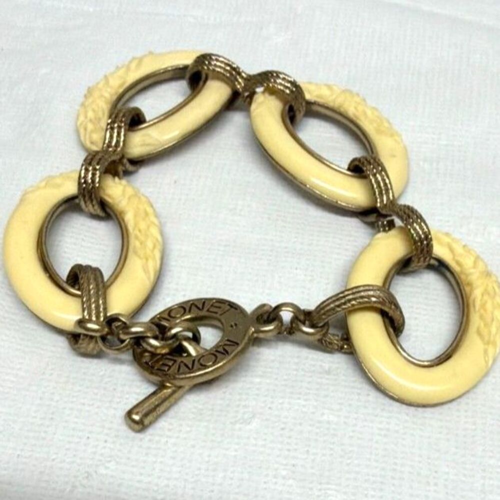 Vintage Creamy Yellow Monet Toggle Chain Bracelet Gold Tone Metal 7"